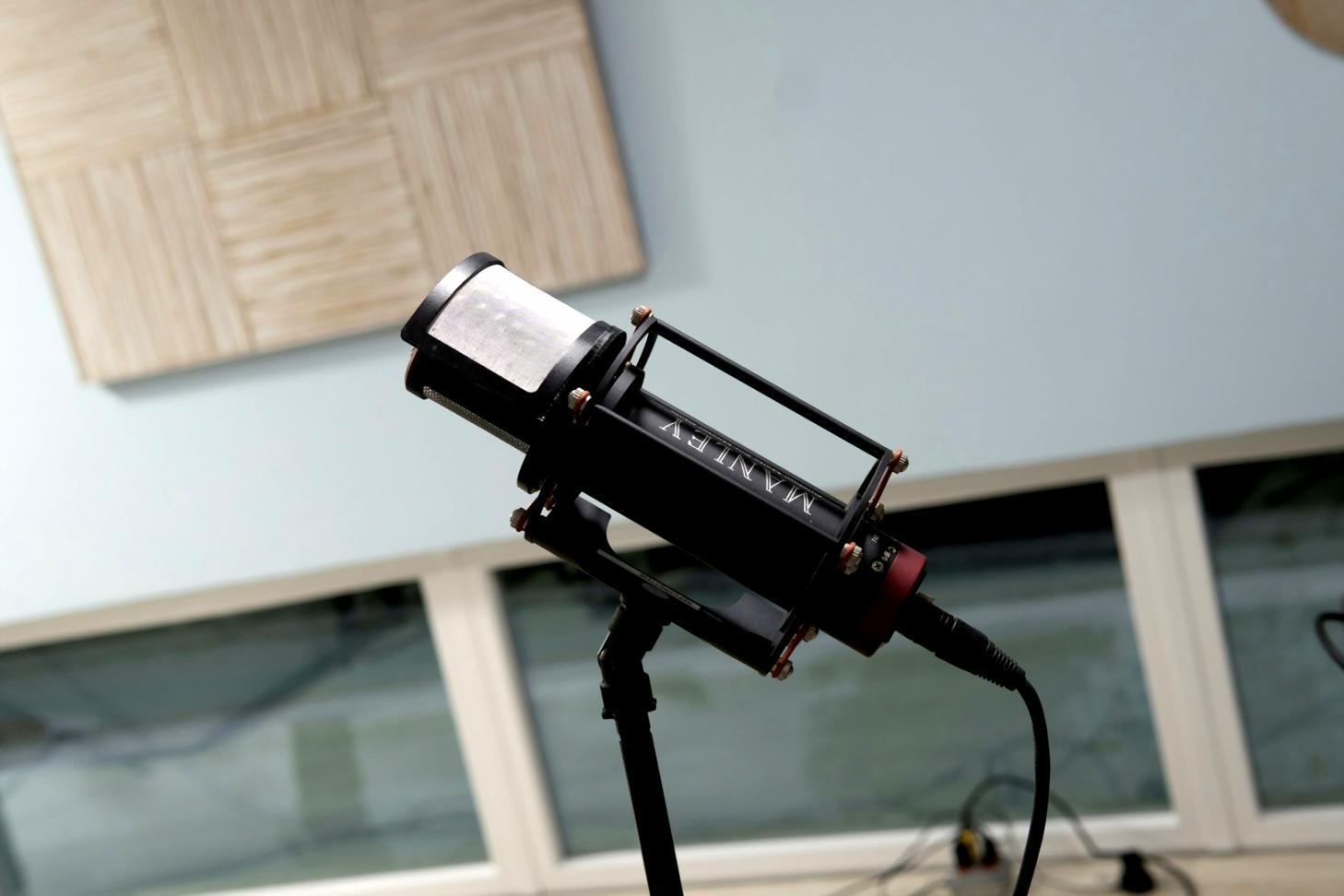 Studenti durante una sessione pratica di produzione video con attrezzatura professionale