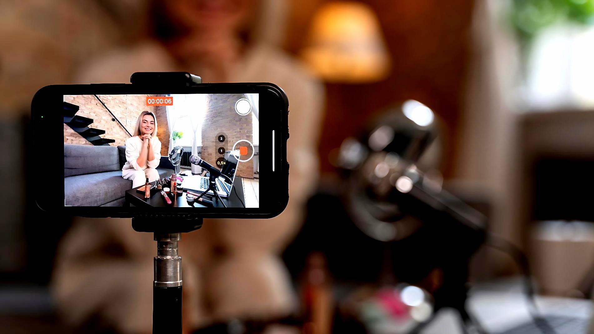 Ambiente di apprendimento moderno con postazioni di editing video e attrezzatura per la produzione multimediale